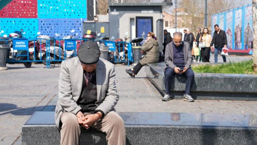 Araştırma emeklilerin durumunu ortaya koydu: Yoksul, mutsuz ve iş kuyruğunda