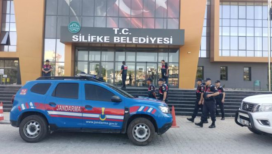 Silifke Belediyesi'ne de operasyon