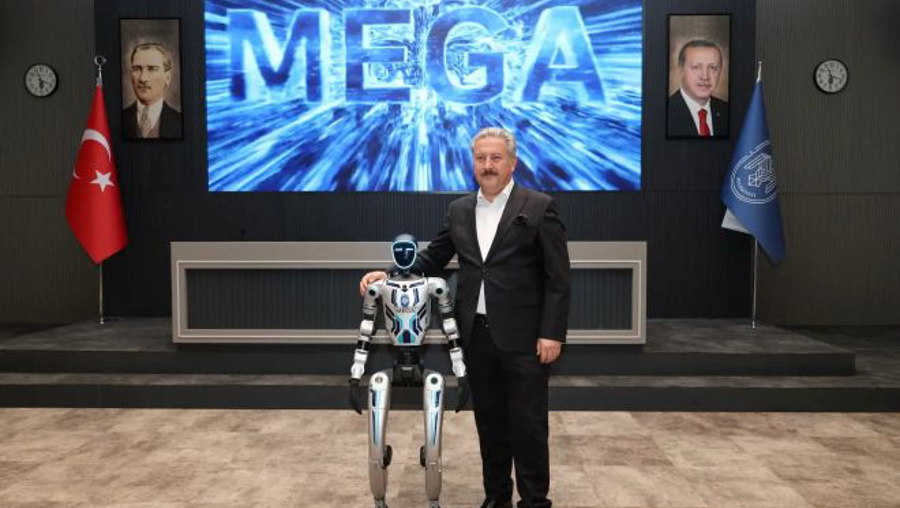 İnsan görünümlü robot belediyede işe başladı