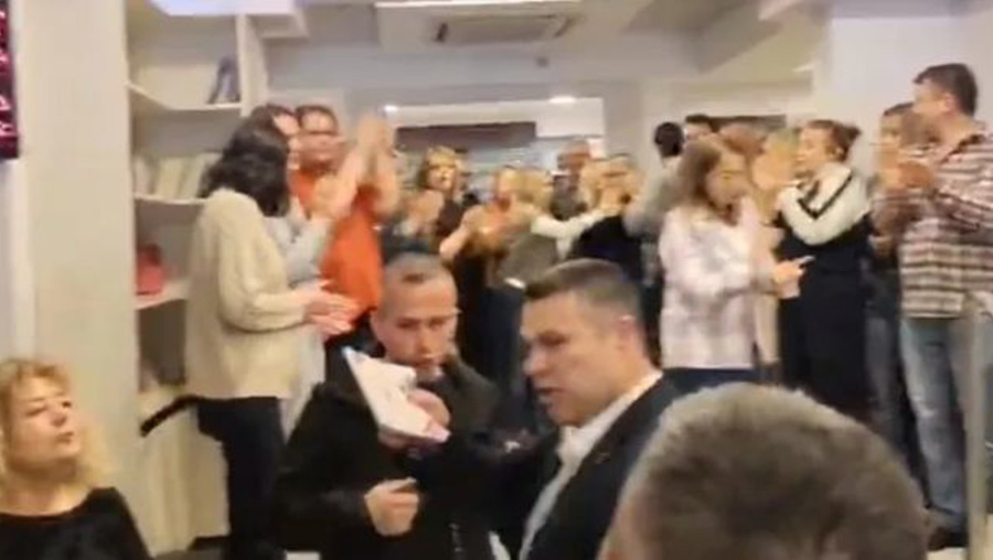 Önce işçiler şimdi de memurlar sokağa indi